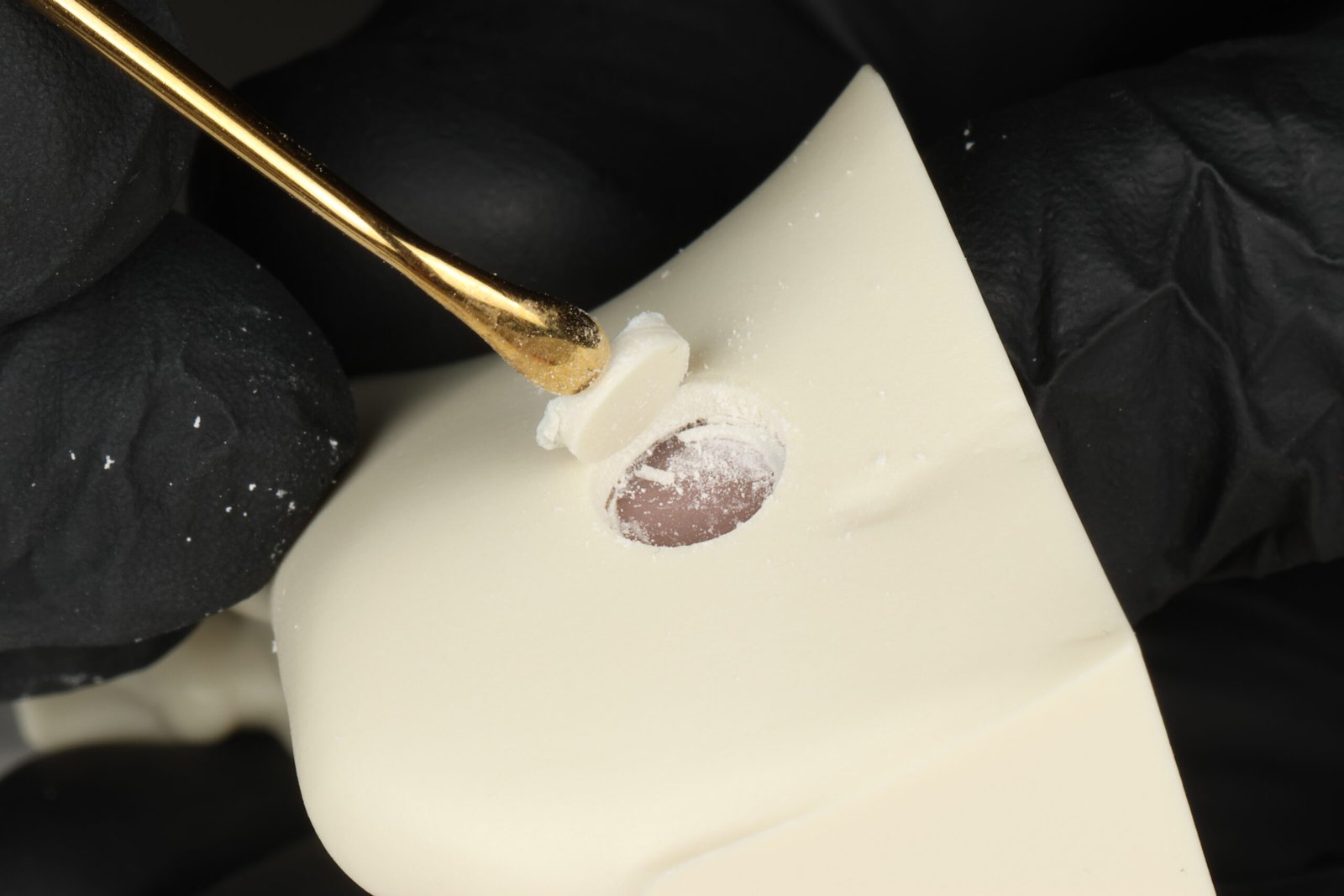 Hands-on training on a dental simulation model